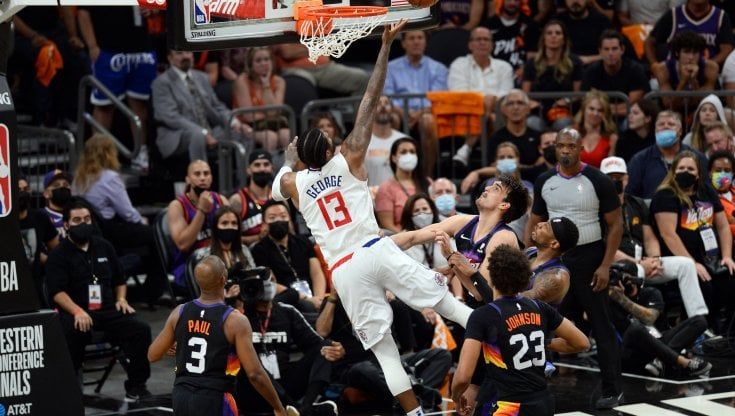Basket, playoff Nba: Paul George è super, i Clippers annullano il primo match point a Phoenix