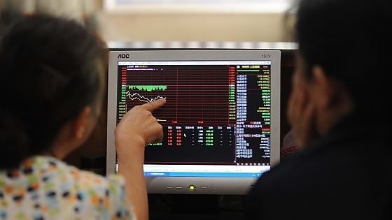 Borse deboli sul referendum greco. Crolla Shanghai