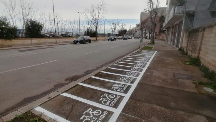 Bike sharing, a Bari al via i lavori: disegnati i parcheggi per le prime 200 bici a noleggio. Ecco i prezzi
