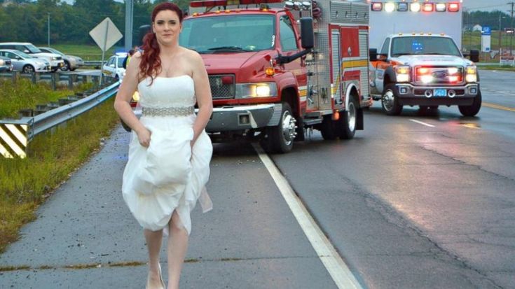 Tennessee, Sarah la sposa paramedico: lascia la sua cerimonia per soccorrere i nonni