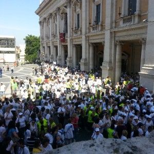 Comune, la&nbsp; protesta della Multiservizi. Marino: "I posti di lavoro non saranno toccati"
