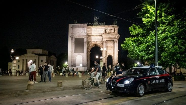 Milano, la movida delle risse in Darsena e il video segreto dei detective sugli scontri davanti al McDonald's