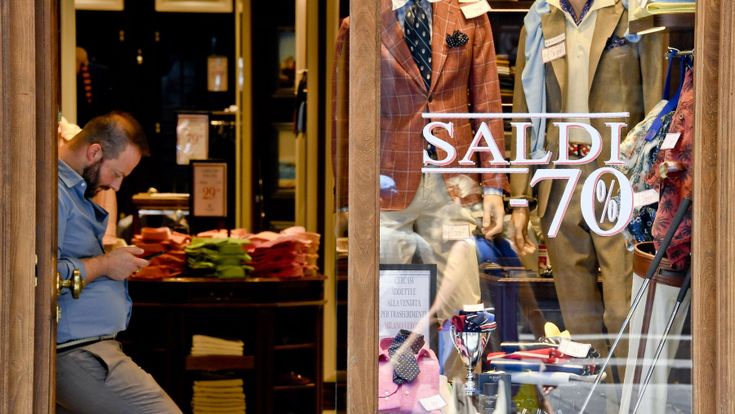 Abiti e scarpe a prezzi stracciati: vola la deflazione, ma i consumi non decollano
