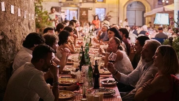 Dai Vini bagnanti alla Notte degli osti, l’Italia del gusto festeggia l’arrivo dell’estate