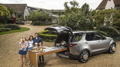 E la Land Rover Discovery si trasforma in cucina per Jamie Oliver