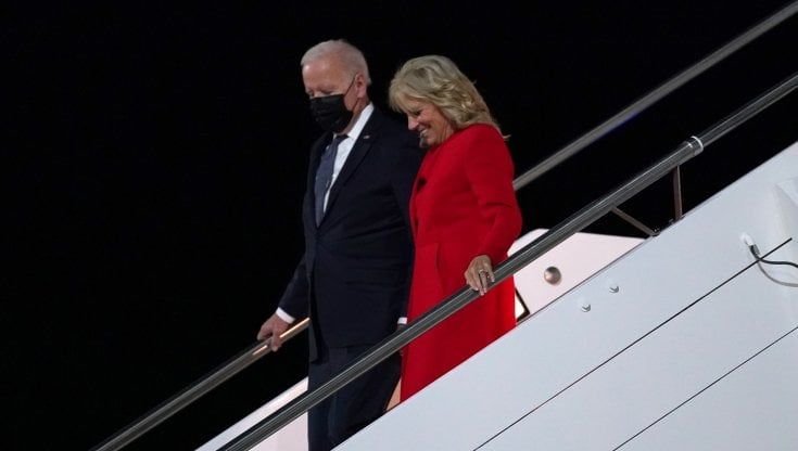 Jill in "rosso Melania" e il saluto di Biden in Vaticano: "Buongiorno. Sono il marito di..."