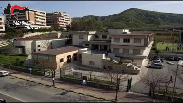 Crotone, preside ai domiciliari: “Usava la scuola come bancomat per viaggi e traslochi gratis”