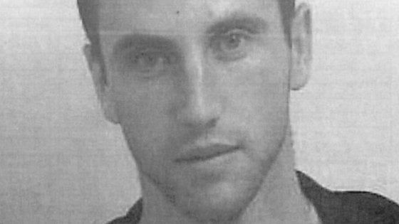 Scozia, il ricercato è bellissimo. La sua foto conquista il web: "Se lo trovo posso tenerlo?"