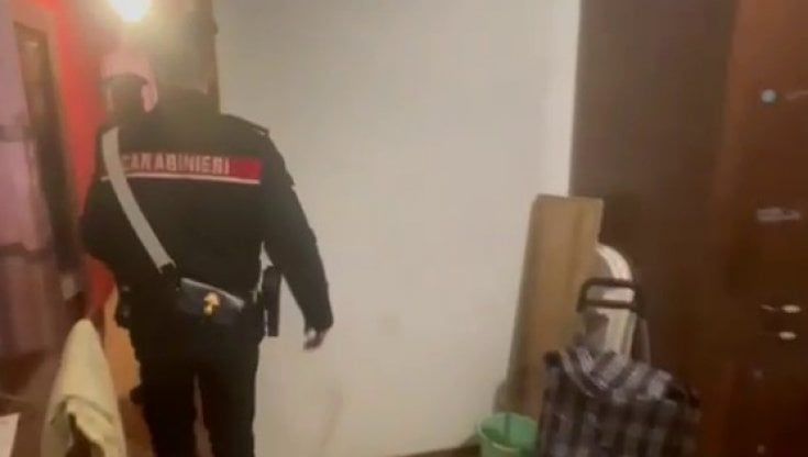 Stresa, sequestra e picchia la figlia perché non vuole che si fidanzi