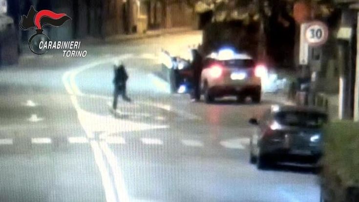 Chiama il taxi per tornare a casa e poi rapina il tassista con… una penna smontata