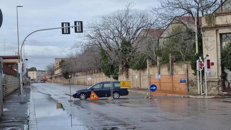 Bari, ennessima rottura della condotta fognaria in via Napoli: tratto chiuso per 2 giorni