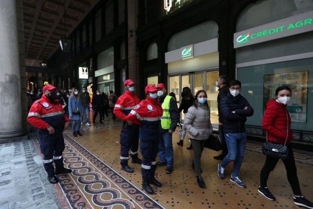 Covid a Genova: ancora assalto al Righi, vie dello shopping affollate e deserto in corso Italia