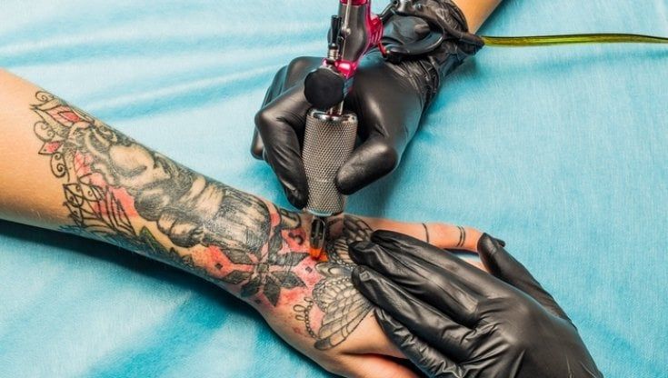 Tatuaggi a colori, l'esperta: "Molti pigmenti sono cancerogeni o possono provocare allergie"