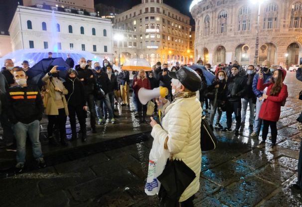Duecento genovesi in piazza contro i divieti del dpcm