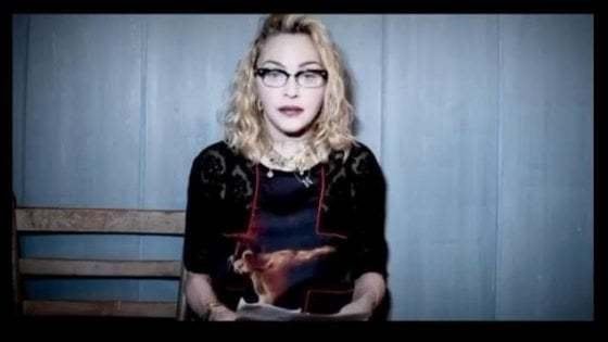 Coronavirus, critiche per Madonna senza mascherina alla festa di compleanno