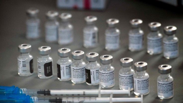 Vaccino anti-Covid, terza dose dietro l'angolo. Pregliasco: "Serve, il virus rimarrà per altri tre anni"   