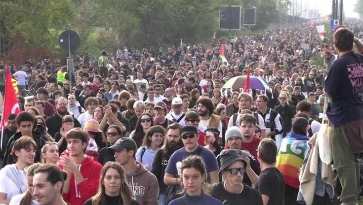 Sciopero a Milano: i manifestanti invadono la Tangenziale Est