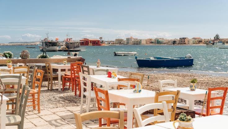 Un pranzo vista mare prima di imbarcarsi: alla scoperta dei dintorni golosi dei porti del Sud