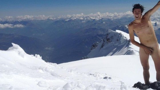 La protesta dell'ultratrailer Jornet i Burgada: nudo sul Monte Bianco per polemica