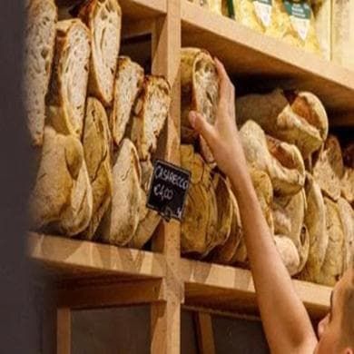 Pagati per metà delle ore lavorate, si ribellano. Il titolare li chiude nel panificio: “Dimettetevi”