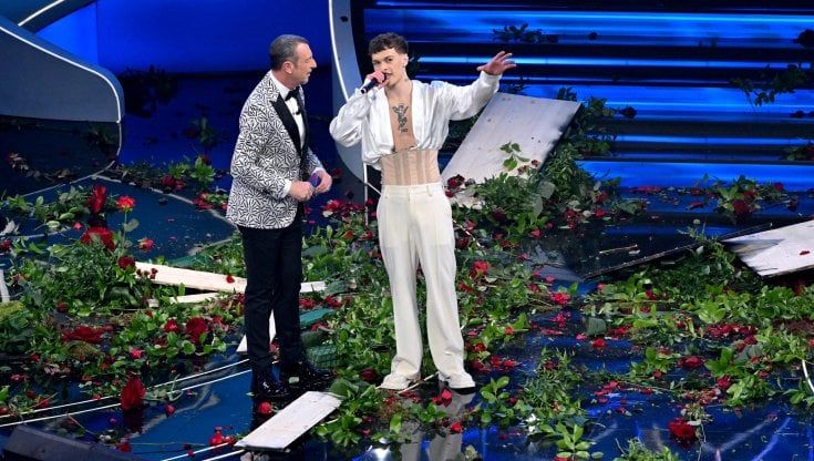 Blanco, con un freestyle (scritto a mano) le scuse a Sanremo: "Ti voglio bene Ariston, con tutta la mia follia"