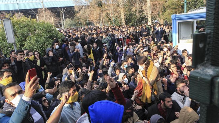 Teheran e la generazione senza futuro che sfida i mullah