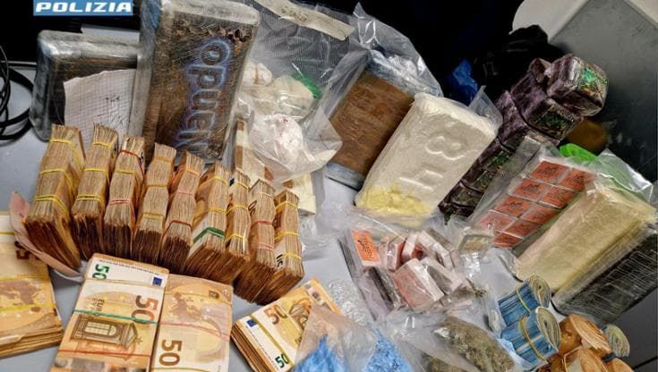 Molassana, polizia ferma 61enne e trova in casa 13 chili di droga, 180mila euro e una pistola