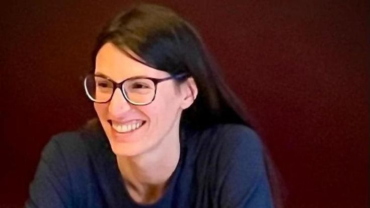 La dem Marta Bruschi attaccata per aver allattato la figlia in consiglio: “Brutta figura colpirmi sulla maternità. È lunga la strada per la parità”