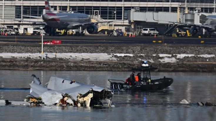 Washington, disastro sul Potomac: il Black Hawk centra il volo di linea