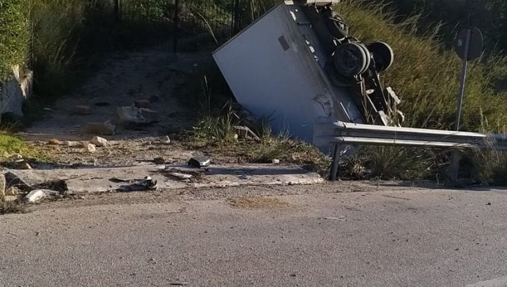 Agrigento, camion giù dalla scarpata: ferito gravemente il conducente