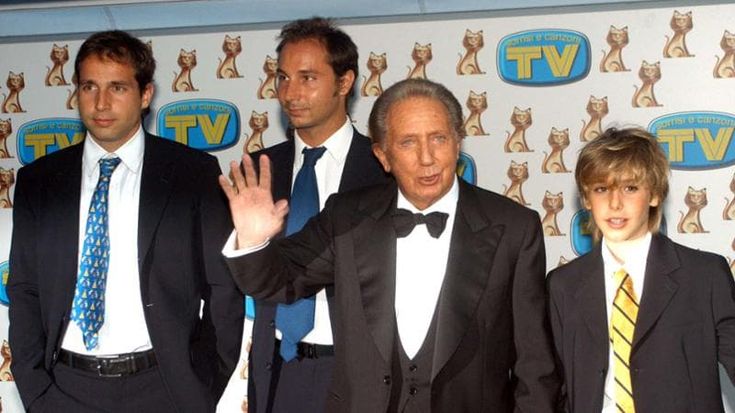 Mike Bongiorno, il ricordo dei tre figli: “Papà che sfidava l’età, con lui viaggi avventurosi. Sapeva ridere della vita”