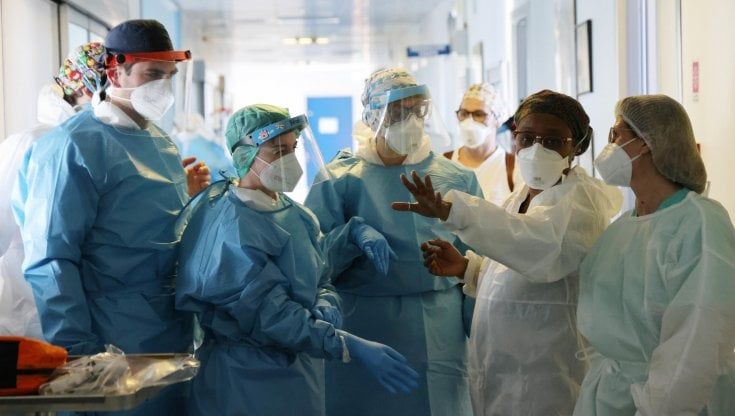 In Piemonte Omicron colpisce l'80% dei positivi. Corsa della Regione per evitare la zona arancione