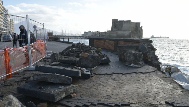Napoli, lungomare devastato dalla mareggiata: il fotoreportage