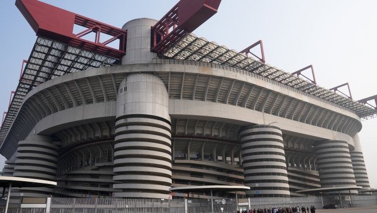 Sgarbi vuole salvare lo stadio di San Siro: "Metteremo un vincolo sul Meazza, abbatterlo è senza senso"