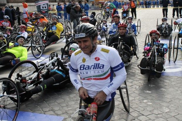 Alex Zanardi sfreccia sull'handbike<br />l'ex campione del mondo alla Maratona