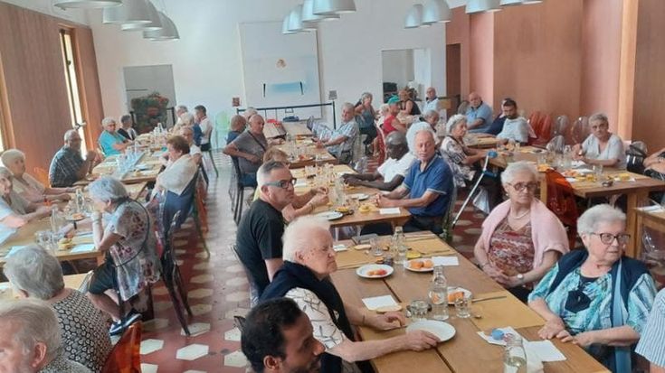 La bella estate degli anziani soli che pranzano in compagnia al Refettorio Ambrosiano di piazza Greco