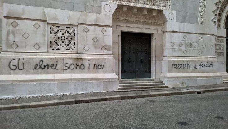 Trieste, nella notte scritta frase antisemita sul muro della sinagoga 