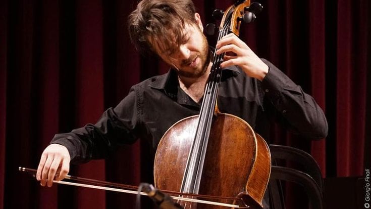 “Se fai storie domani ti violento”: a giudizio il violoncellista Rossi