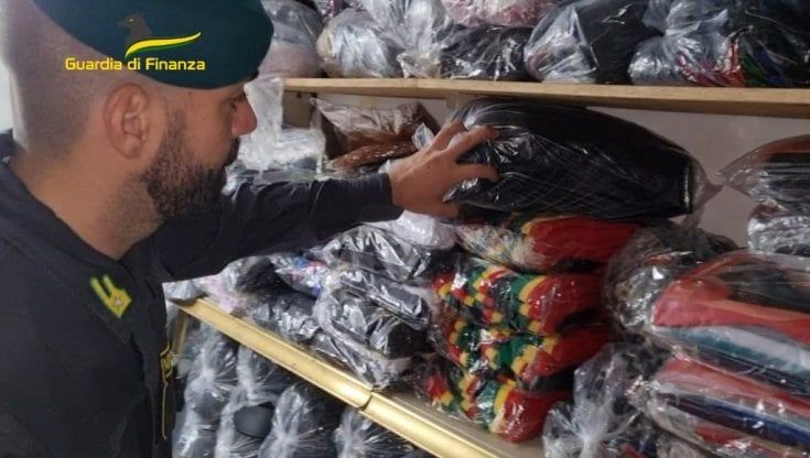 Il falso abbigliamento made in Italy era prodotto in Ucraina e in Cina: otto denunciati per frode in commercio