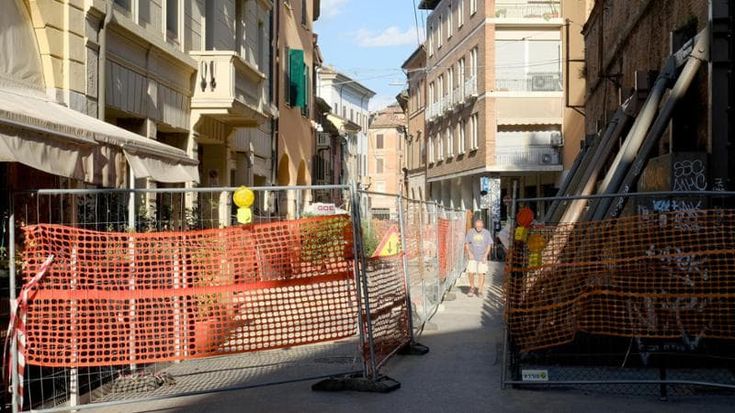 Via Belle Arti, rischio voragine sotto il portico: “Lavori per un’altra settimana”