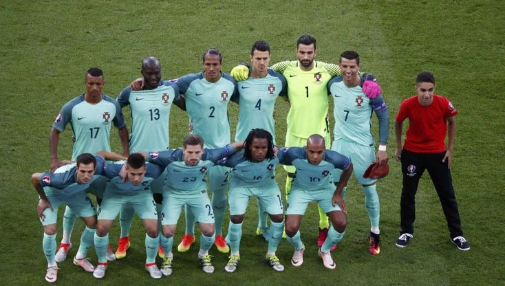 Euro 2016, foto di rito con l'intruso: fan invade il campo per Ronaldo