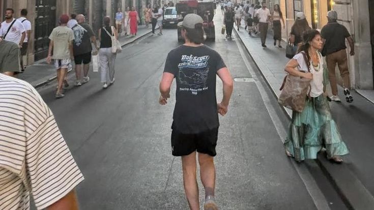 Joe Keery, jogging a Roma prima del concerto: dal Pincio a Castel Sant’Angelo, ecco Djo