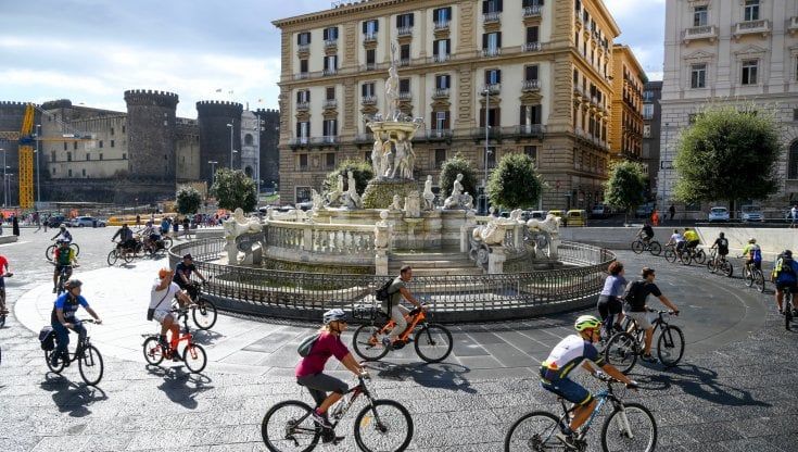 Napoli, in bicicletta davanti al Comune: "Piste ciclabili e sicurezza in strada"