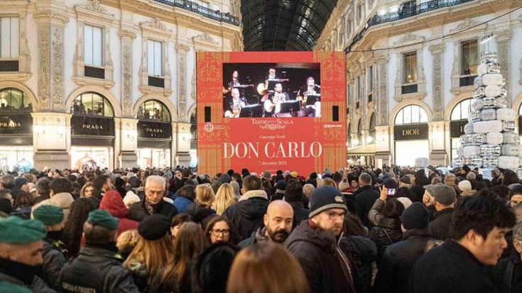 Tanti giovani all’Ottagono per la Prima della Scala sullo schermo: “La bellezza batte il freddo”