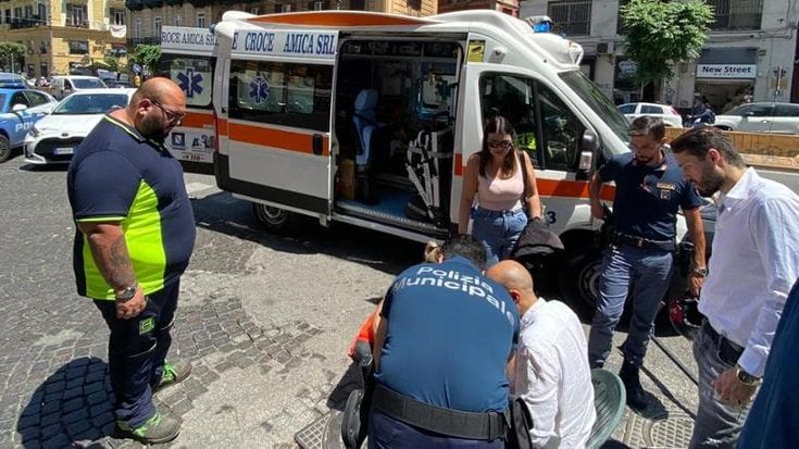 Napoli, investito al corso Umberto mentre attraversa sulle strisce col monopattino: “Qui si corre troppo”