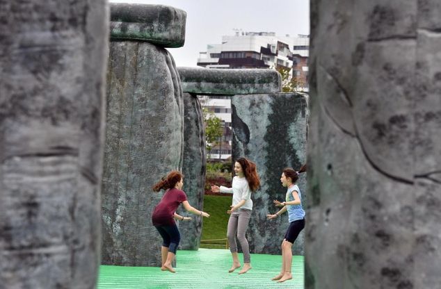 I bambini di Milano impazziti per Stonehenge: salti e capriole sull'opera d'arte gonfiabile