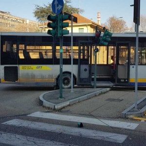 Curva troppo stretta, autobus contro un semaforo in via Genova 