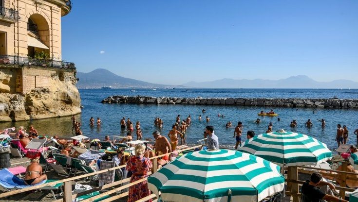 Napoli, boom di turisti per il Ponte: sembra estate