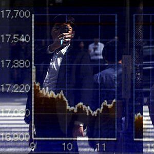 Cina e materie prime spaventano le Borse. La Ue chiude debole, Tokyo crolla del 4%