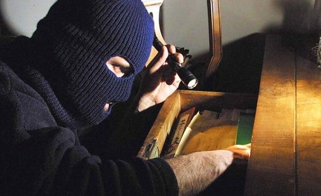 Palermo, staccano la luce<br />e rapinano una famiglia a casa